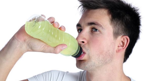 Mann trinkt Limonade aus einer Flasche