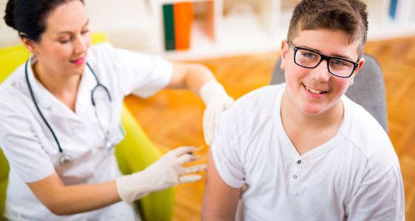Gerade bei Jugendlichen und jungen Erwachsenen bestehen in Deutschland noch Impflücken.