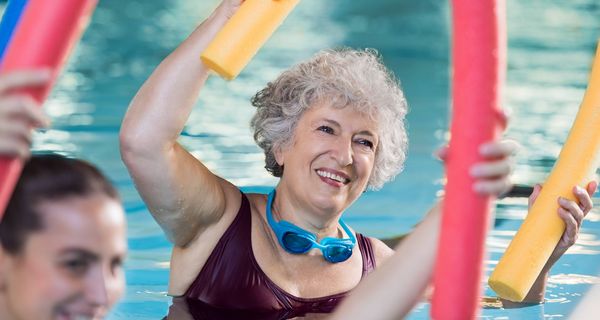 Frau, macht Wassergymanstik.