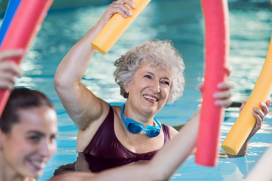 Frau, macht Wassergymanstik.