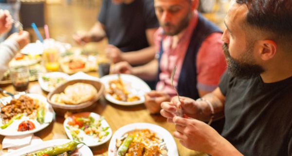 Im Ramadan dürfen Muslime erst nach Sonnenuntergang essen und trinken.