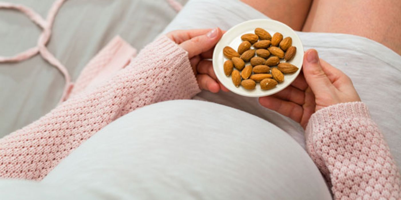 Kinder profitieren, wenn ihre Mütter in der Schwangerschaft viele Nüsse essen.