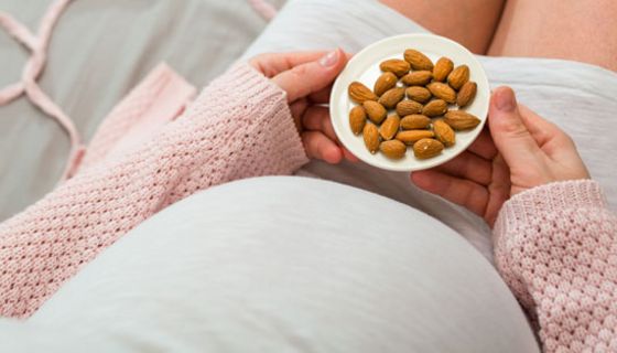 Kinder profitieren, wenn ihre Mütter in der Schwangerschaft viele Nüsse essen.