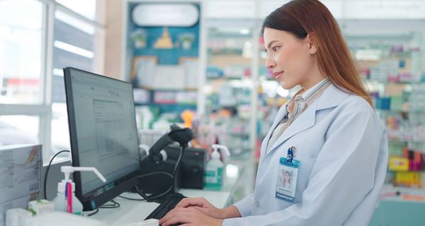 Apothekerin arbeitet am Computer