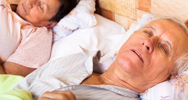 Älteres Paar schläft im Ehebett