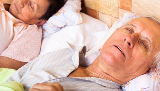 Älteres Paar schläft im Ehebett