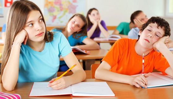 Wer ausgeschlafen in die Schule kommt, lernt leichter. Leider ist das zum Wochenstart oft schwierig.