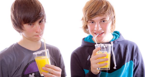 Jugendliche mit Süßgetränken: Männliche Teenager in den USA nehmen mehr als doppelt so viel Zucker auf, als die Experten empfehlen.