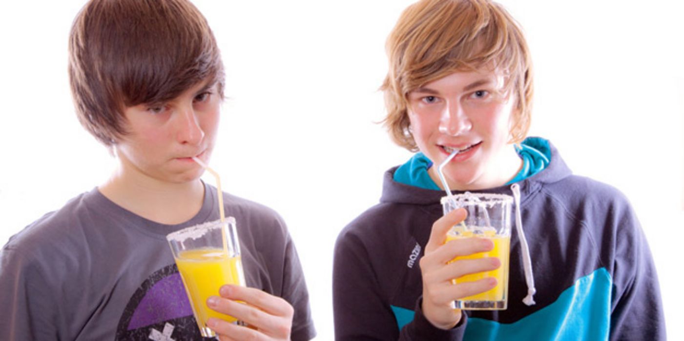 Jugendliche mit Süßgetränken: Männliche Teenager in den USA nehmen mehr als doppelt so viel Zucker auf, als die Experten empfehlen.