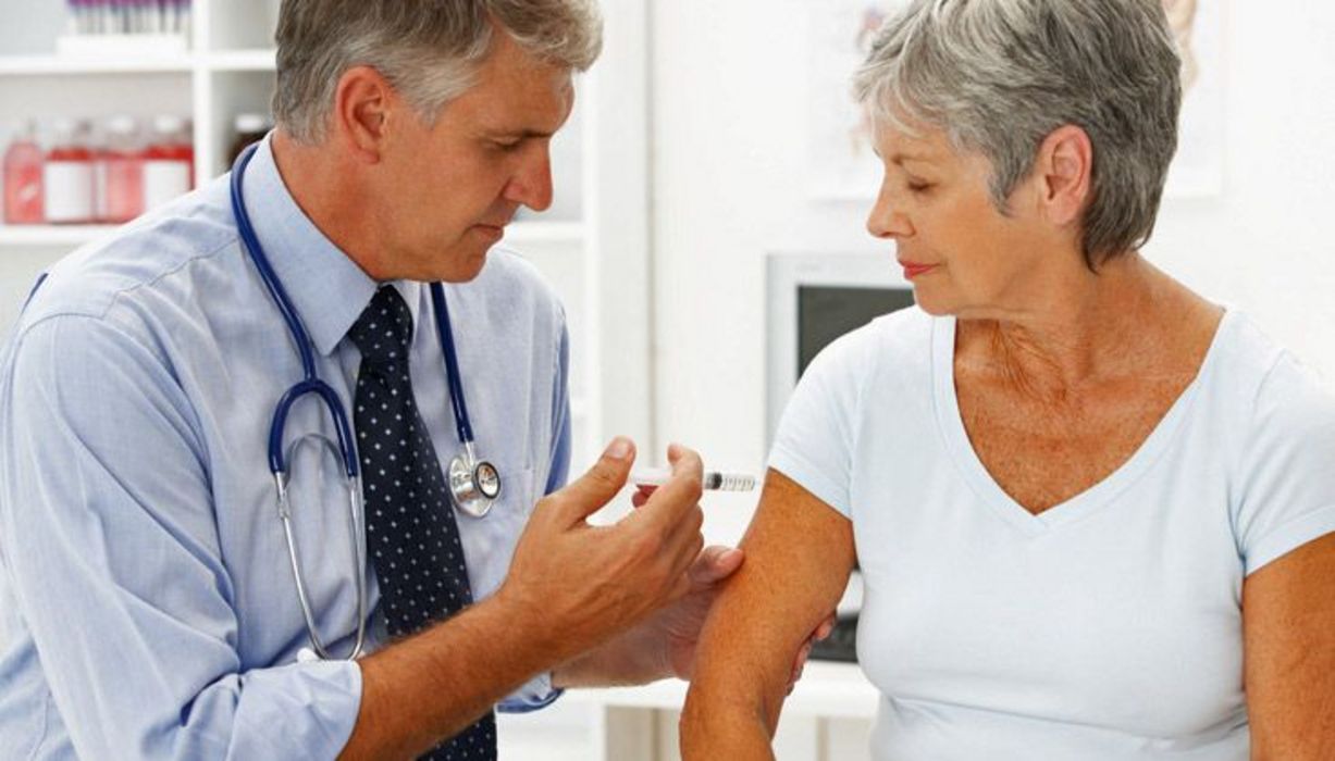Nachgefragt: Impfen im Alter | aponet.de