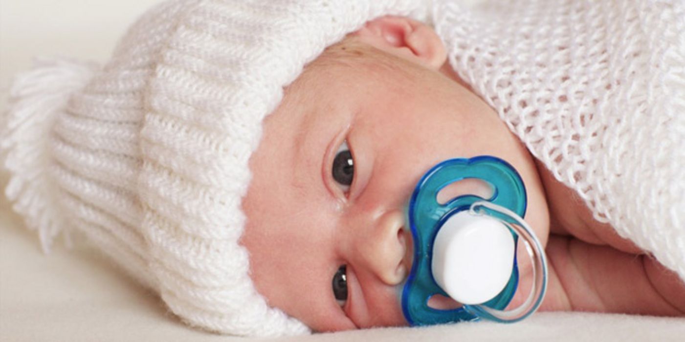 Saugen Sie Am Schnuller Ihres Babys Um Ihn Zu Reinigen Aponet De