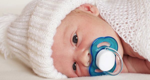 Eine ungewöhnliche Schnuller-Reinigungsmethode könnte Babys vor Allergien schützen.