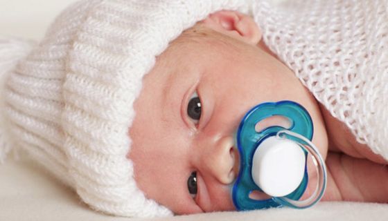Eine ungewöhnliche Schnuller-Reinigungsmethode könnte Babys vor Allergien schützen.
