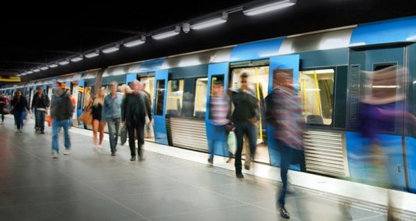 Szene in U-Bahnhof mit Pendlern auf dem Bahnsteig in Bewegung (Unschärfe)