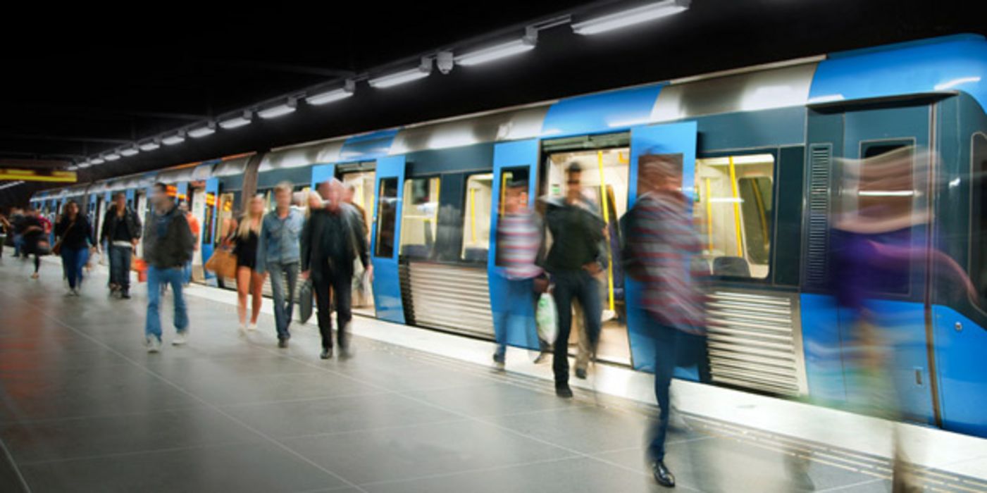Szene in U-Bahnhof mit Pendlern auf dem Bahnsteig in Bewegung (Unschärfe)