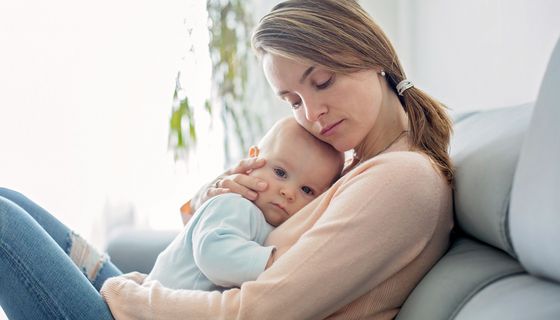 Mutter, hält ihr Baby auf dem Arm.