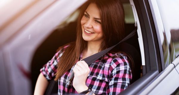 Trotz Sicherheitsgurt verletzen sich Frauen bei Autounfällen häufiger.