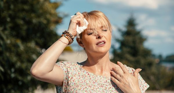 Frau im Freien, die unter Wärme leidet.