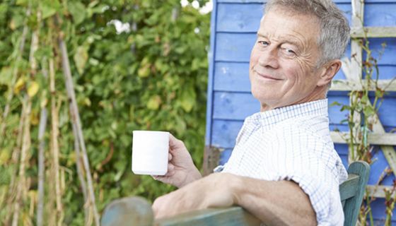 Täglich vier Tassen Kaffee könnte vor einem Darmkrebs-Rückfall schützen.