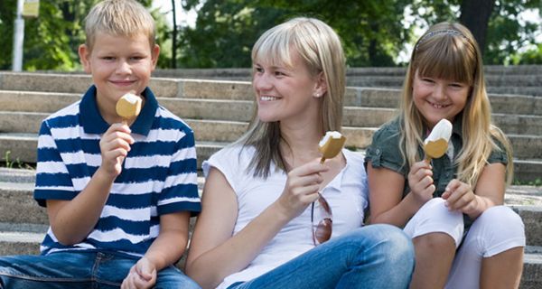 Vom Schulalltag zu den Ferien ändert sich der Tagesablauf der Kinder deutlich - mit Folgen für ihr Gewicht.