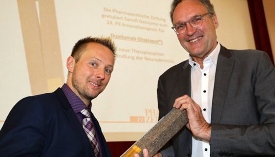 Sven Siebenand (li.), stellvertretender Chefredakteur der Pharmazeutischen Zeitung, übergibt den PZ-Innovationspreis 2018 an Professor Dr. Jochen Maas (re.), Geschäftsführer Forschung & Entwicklung der Sanofi-Aventis Deutschland GmbH.
