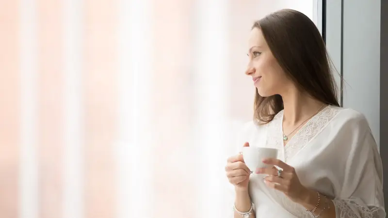 Frau trinkt eine Tasse Kaffee.