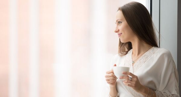 Frau trinkt eine Tasse Kaffee.