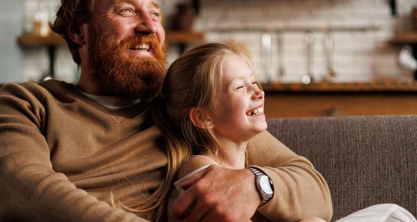 Vater und Tochter, zusammen auf der Couch.