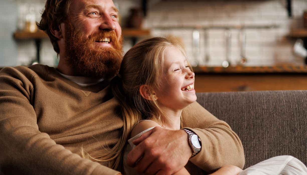 Vater und Tochter, zusammen auf der Couch.