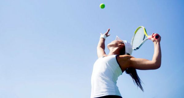 Manche Tennisspieler begleiten ihren Aufschlag mit einem Stöhnen.