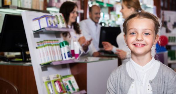 Am besten gehen Kinder in Begleitung der Eltern in die Apotheke.