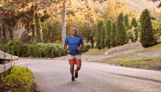 Sportarten wie Joggen, Radfahren, Tennis, Aerobic und Skifahren sind auch bei erhöhtem Risiko für Knie-Arthrose möglich.