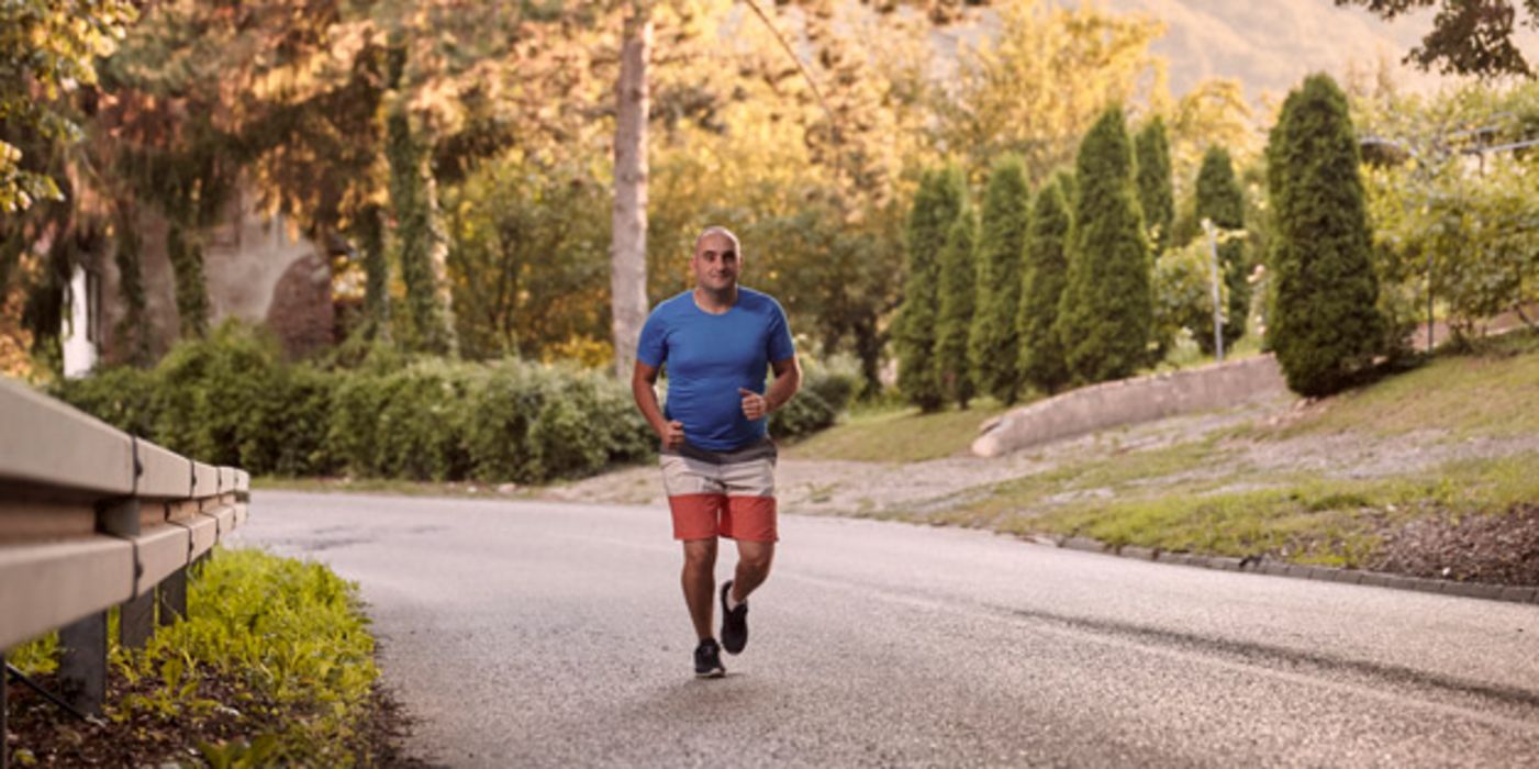 Sportarten wie Joggen, Radfahren, Tennis, Aerobic und Skifahren sind auch bei erhöhtem Risiko für Knie-Arthrose möglich.