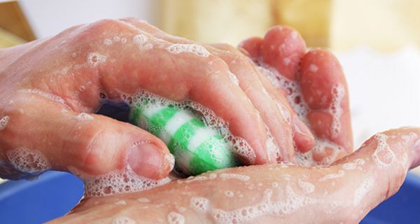Handhygiene ist während der Erkältungszeit besonders wichtig.