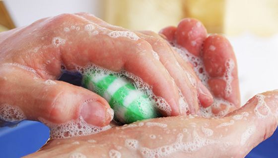 Handhygiene ist während der Erkältungszeit besonders wichtig.