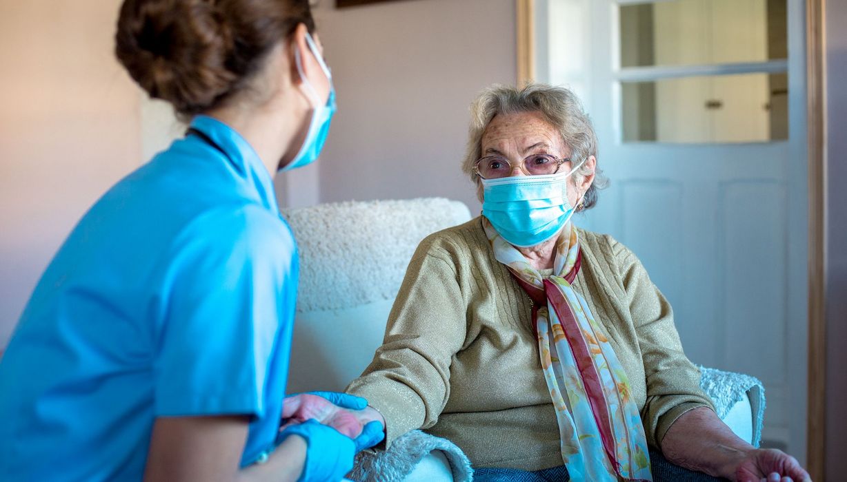 Ärztin mit älterer Patienten, Hausbesuch.