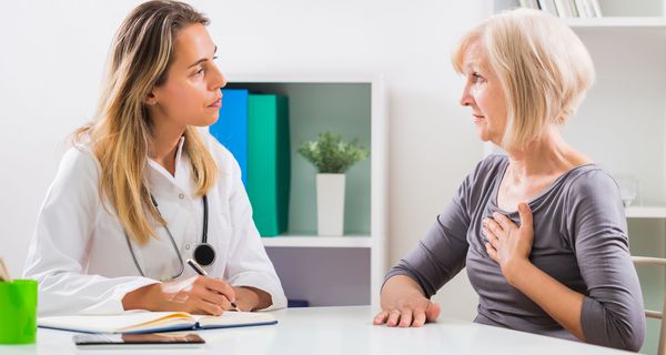 Ärztin spricht mit einer Frau in der Praxis.