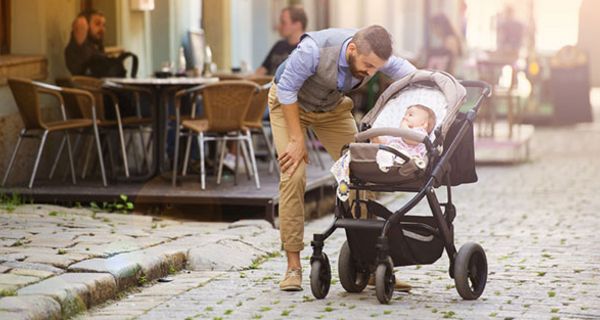 Im Kinderwagen sind Babys mehr Abgase ausgesetzt.