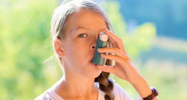 Junge Asthma-Patienten verzichten auf oft auf eine Inhalierhilfe, was sich auf die Wirkstoff-Menge auswirken kann. 