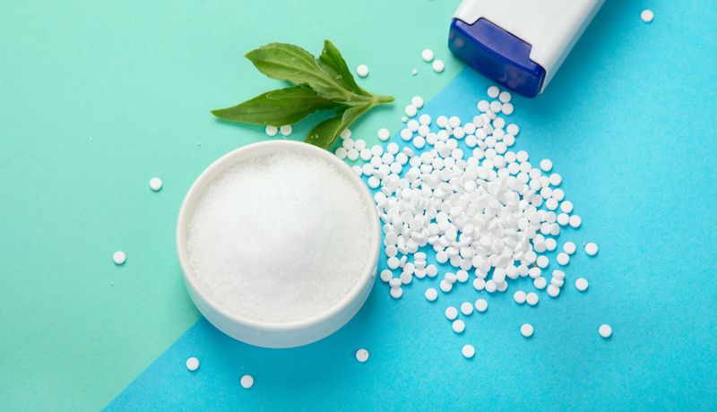 Süßstoffperlen auf türkiser Fläche