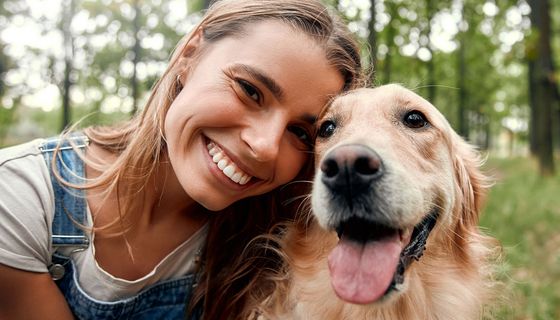 Frau mit Hund im Wald
