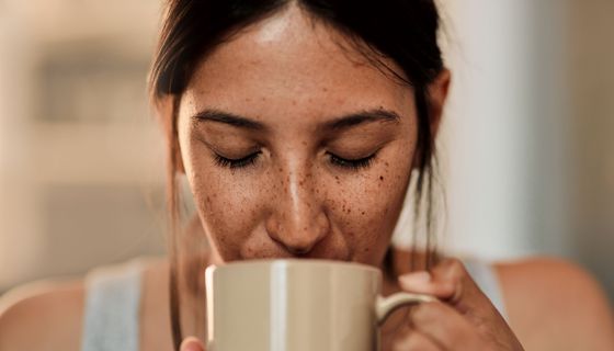 Frau, trinkt ihren Kaffee.