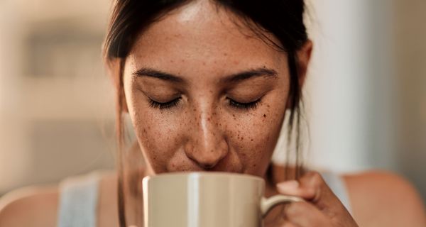 Frau, trinkt ihren Kaffee.