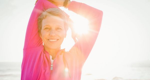 Sportliche Frau mit Sonne im Gesicht