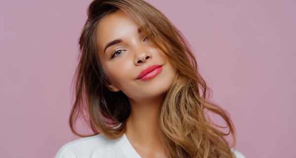 Junge Frau mit langen Haaren im Portrait.