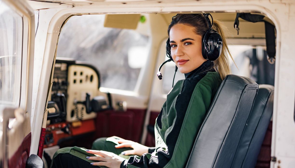 Pilotin, sitzt im Cockpit.