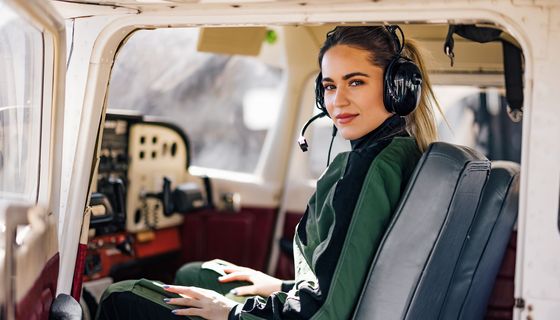 Pilotin, sitzt im Cockpit.