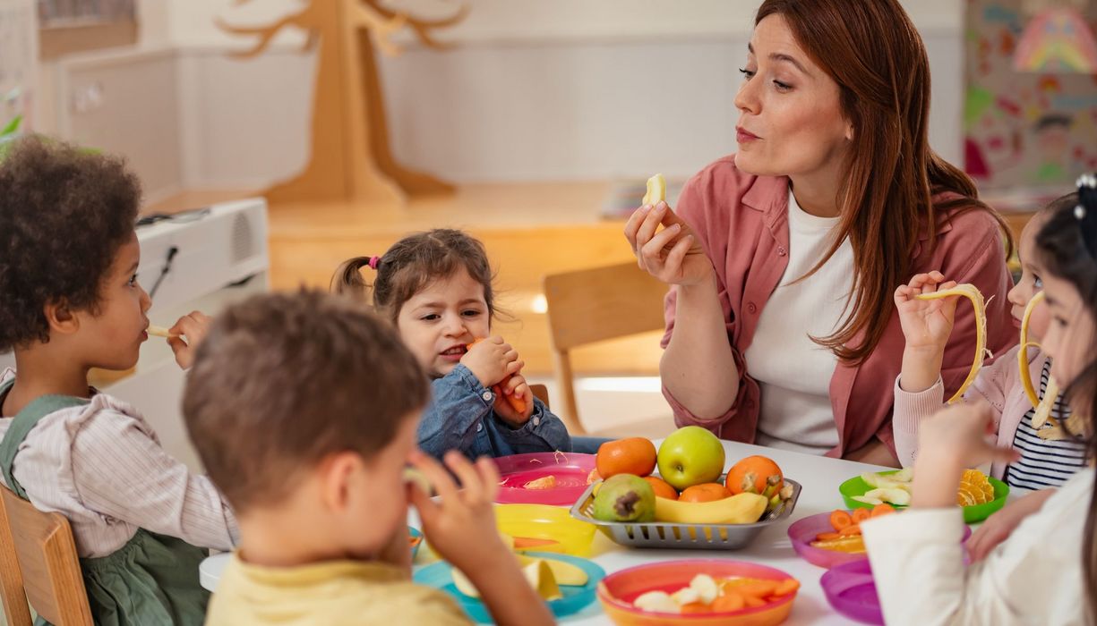 Frühstück in der Kindergartengruppe mit verschiedenen Sorten Obst. 