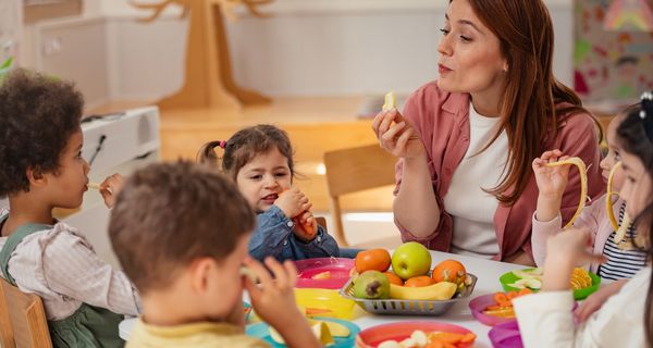 Frühstück in der Kindergartengruppe mit verschiedenen Sorten Obst. 