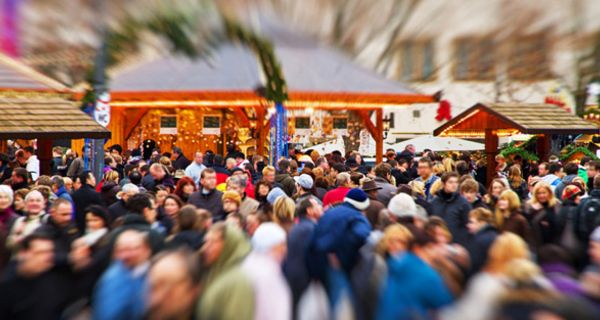 Szene auf einem gut gefüllten Weihnachtsmarkt